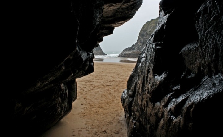 CornwallK8's tweet photo. Views from hiding in a cave from the rain earlier! 🌧🌫🌊 #Cornwall #Kernow #beachgirl #RainyDays #StormHour @beauty_cornwall #lovewhereyoulive https://t.co/0kFZCZY6MU