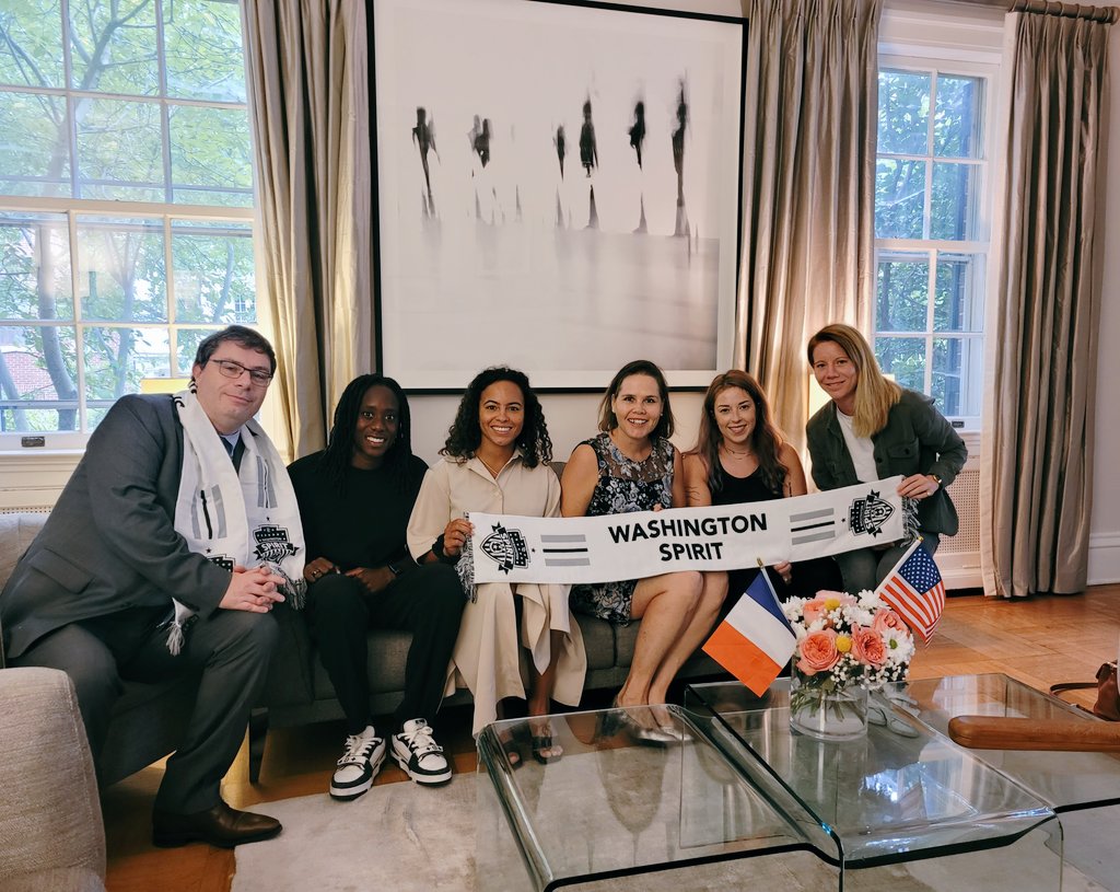 AurelieBonal's tweet photo. Fière de nos 3 joueuses des @WashSpirit. Elles font rayonner l'excellence du sport français aux USA. ❤️ So proud of our 3 soccer players of the Washington Spirit. Hoping to meet you again very soon and good luck for Sunday's match!
 🇫🇷🇺🇸⚽️ https://t.co/PXdlha0Wud