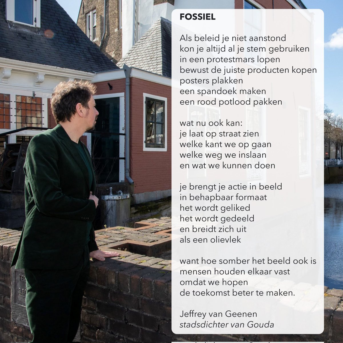 je brengt je actie in beeld
in behapbaar formaat
het wordt geliked 
het wordt gedeeld
en breidt zich uit
als een olievlek

want hoe somber het beeld ook is
mensen houden elkaar vast
omdat we hopen
de toekomst beter te maken. 

#protest #actie #fossiel #extinctionrebellion