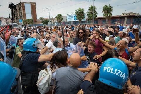 fgc_nazionale's tweet photo. Ieri centinaia di #disoccupati hanno manifestato a #Napoli, #Cosenza e #Palermo contro il #GovernoMeloni. L'alternativa che hanno in mente per chi si oppone: cariche e manganelli. Solidarietà ai Disoccupati "7 novembre" e a chi ha subito l'ennesimo episodio di #repressione. https://t.co/v6bLzheLLr