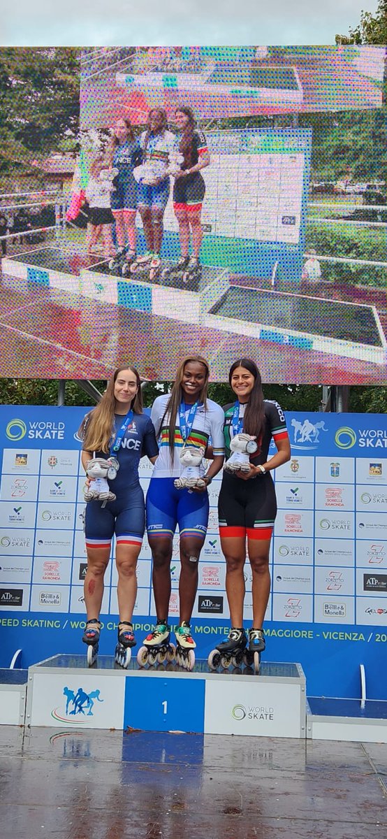Fedpatines's tweet photo. Premiación de los 1,000 mts en el Campeonato Mundial de Velocidad.
Monserrat Ocampo medalla de Bronce https://t.co/cEXg8EwfsV
