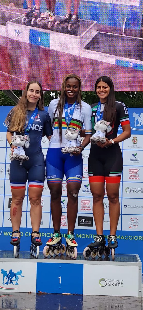 Fedpatines's tweet photo. Premiación de los 1,000 mts en el Campeonato Mundial de Velocidad.
Monserrat Ocampo medalla de Bronce https://t.co/cEXg8EwfsV