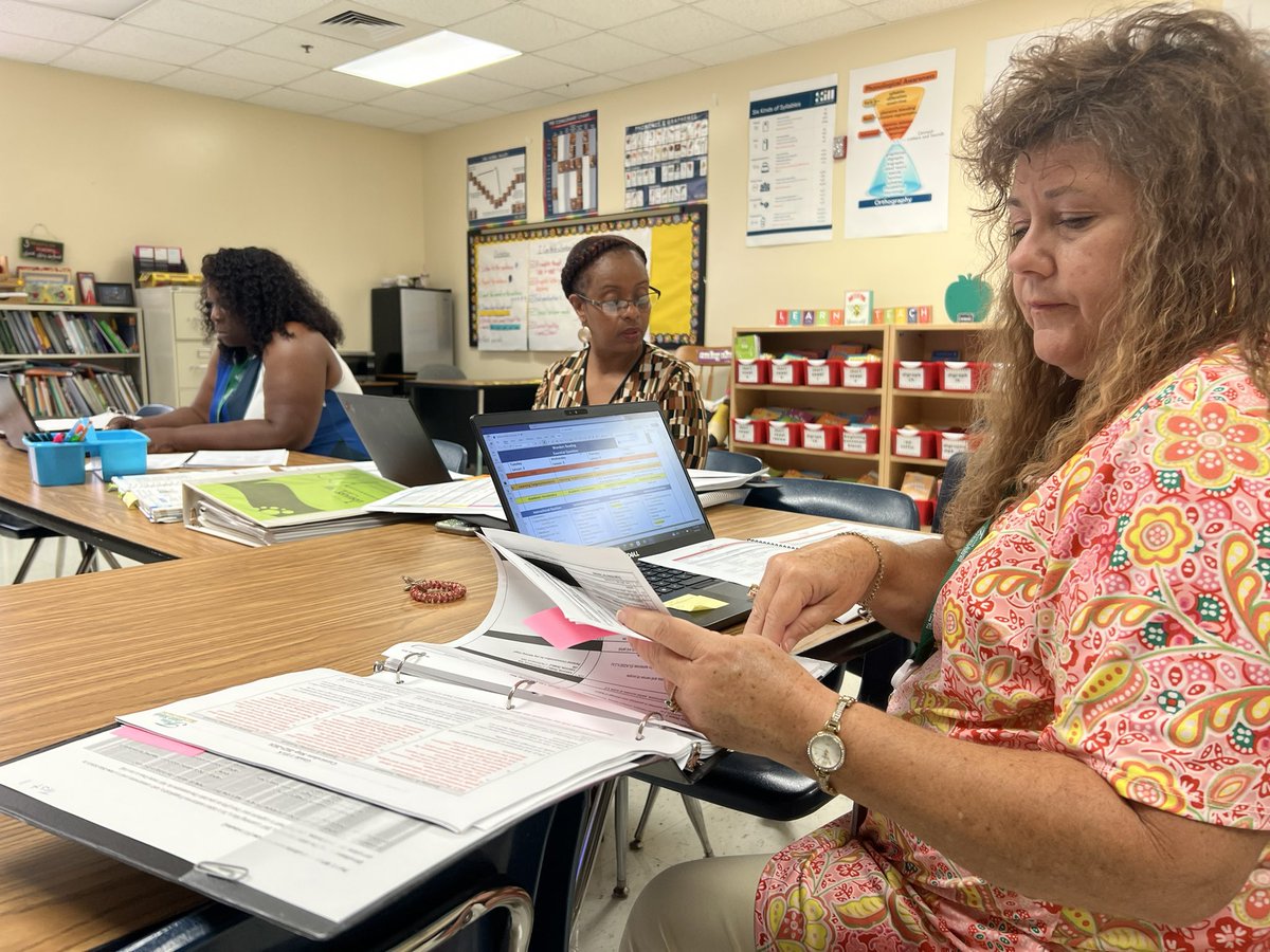 TeAnnSimon's tweet photo. @LaraundeB facilitated a 30 min. PLC and completed the following:
✅reviewed weekly spelling test data 
✅ determined next steps for reteaching 
✅aligned learning targets w/independent practice for students
✅addressed t’s misconceptions
Facilitator vs Lecturer… #heartwork ❤️ https://t.co/1buywLsWBk