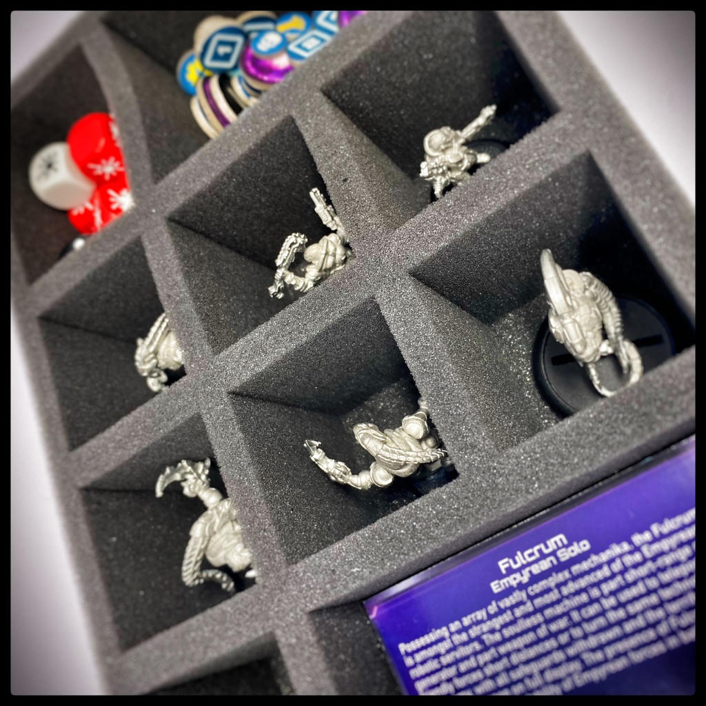 Feldherr's tweet image. As a Warcaster you have a few good reasons to take good care of your battle force. 🎆
Protect your miniatures and easily transport your battle forces with these Feldherr foam inserts, bags and boxes especially for #Warcaster #NeoMechanika ➡️feldherr.net/for/warcaster