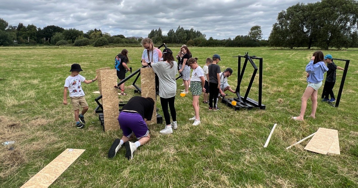 MeadowArts's tweet photo. As part of our ongoing engagement work in Pershore, we invited artist and lecturer @DanPrydeJarman to create a site-specific installation on Avon Meadows in collaboration with 13 young people from @PershoreYouthy.

Funded by #TheElmleyFoundation

https://t.co/7mKRmPRF92 https://t.co/63NHUNUyTX