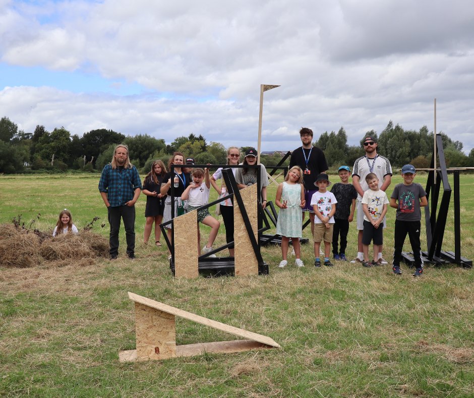 MeadowArts's tweet photo. As part of our ongoing engagement work in Pershore, we invited artist and lecturer @DanPrydeJarman to create a site-specific installation on Avon Meadows in collaboration with 13 young people from @PershoreYouthy.

Funded by #TheElmleyFoundation

https://t.co/7mKRmPRF92 https://t.co/63NHUNUyTX