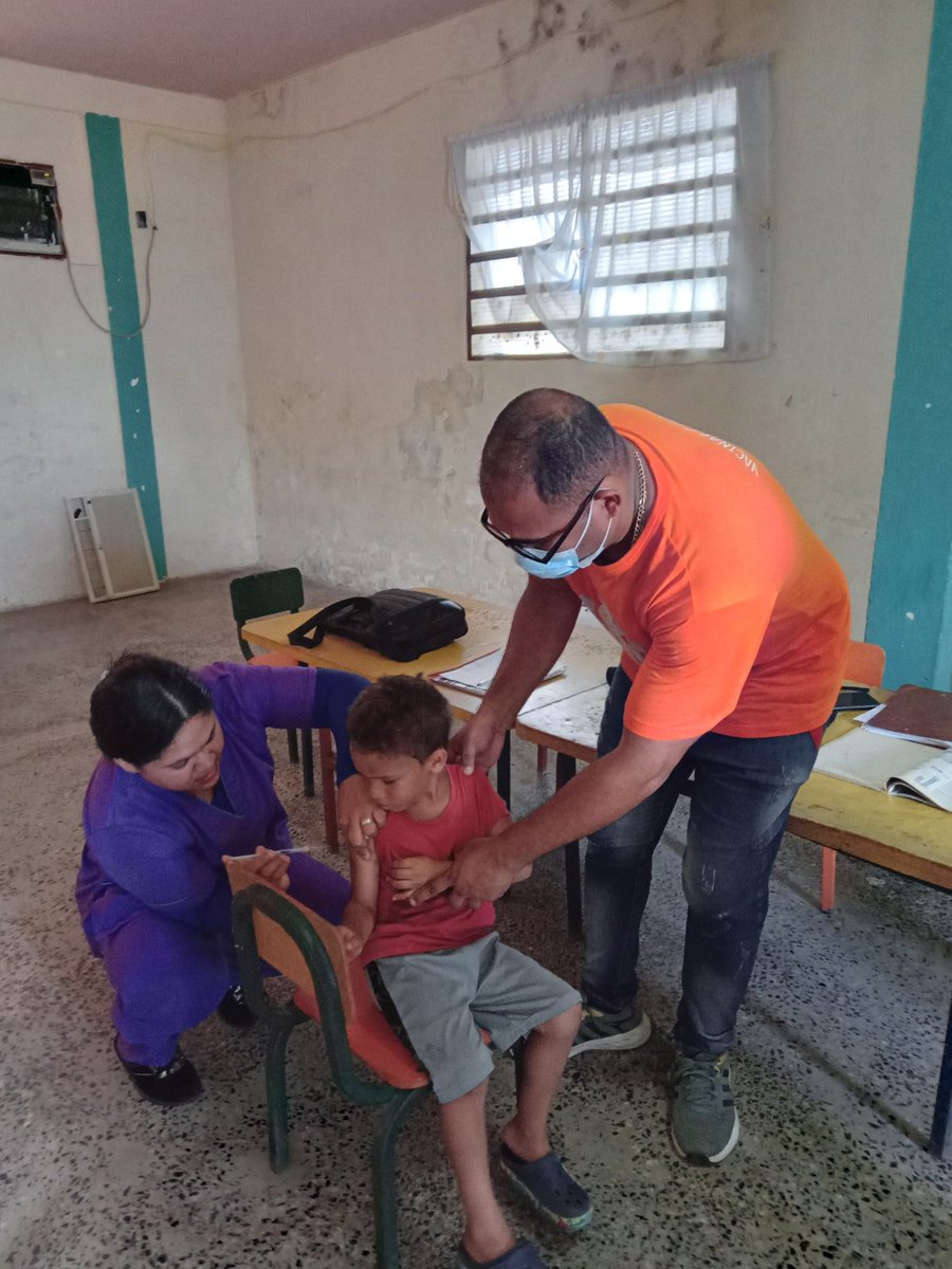 Estado Bolivar ,CDI Castillito Jornada de Vacunacion CMP Villa Bolivar .Parroquia Cachamay,
Seguimos elevando el internacionalismo y la Responsabilidad de nuestro niños con el esquema de vacunacion.
#CubaPorLaVida 
<a href="/AngelLe57870218/">Angel Leonardo Zabala Ramírez</a> 
<a href="/Cubacooperabol2/">Brigada Médica 🇨🇺 Bolívar🇻🇪</a> 
<a href="/cubacooperaven/">Brigada Médica Cubana en Venezuela</a> 
<a href="/DiazCanelB/">Miguel Díaz-Canel Bermúdez</a>