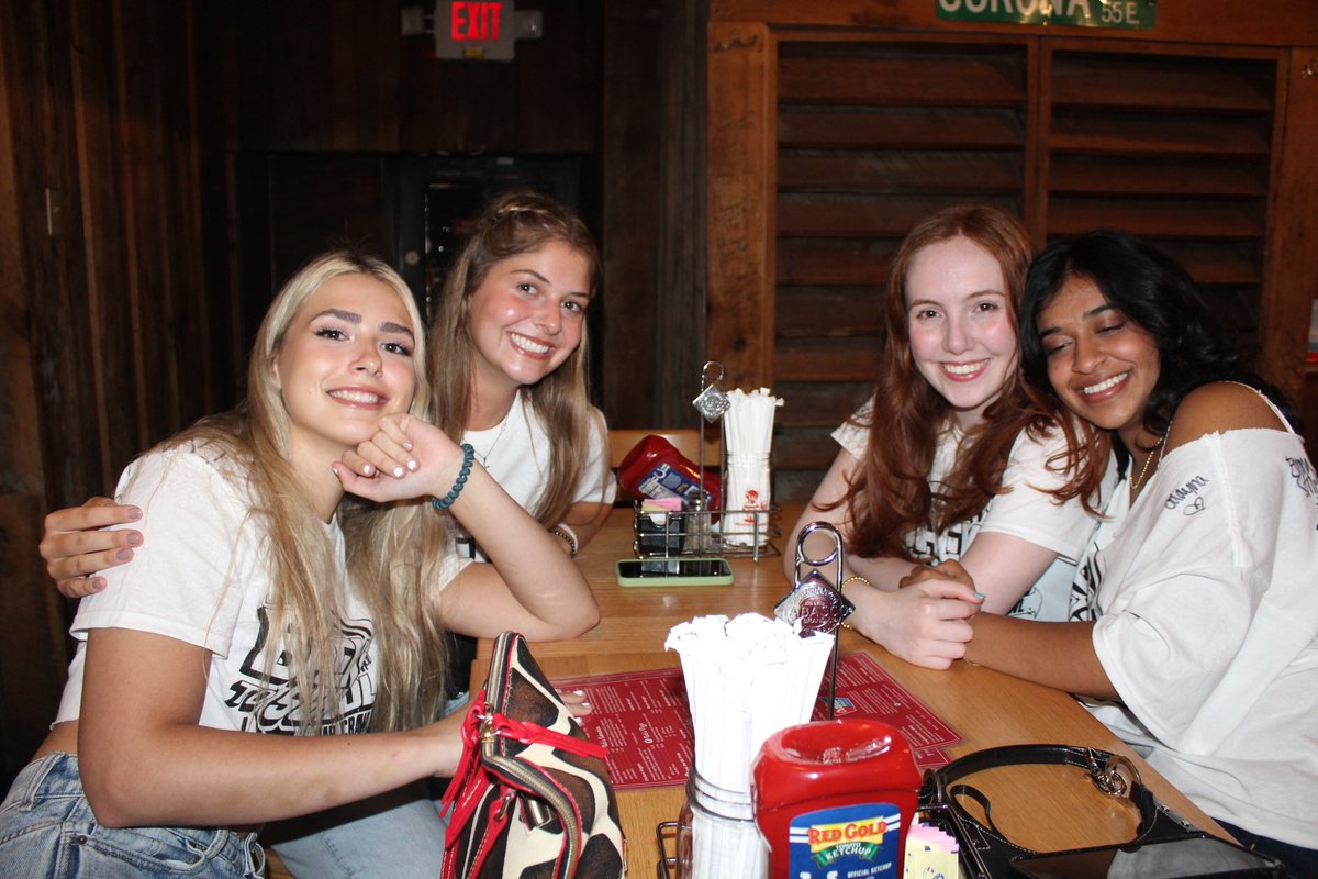 NicksEnglishHut's tweet image. Thank you to everyone who came out to the #BackToSchoolBarCrawl on Saturday! 🎉🎉 @lineleap_ #LineLeap #BarCrawl #NicksEnglishHut #NEH #NicksNation #VisitBtown