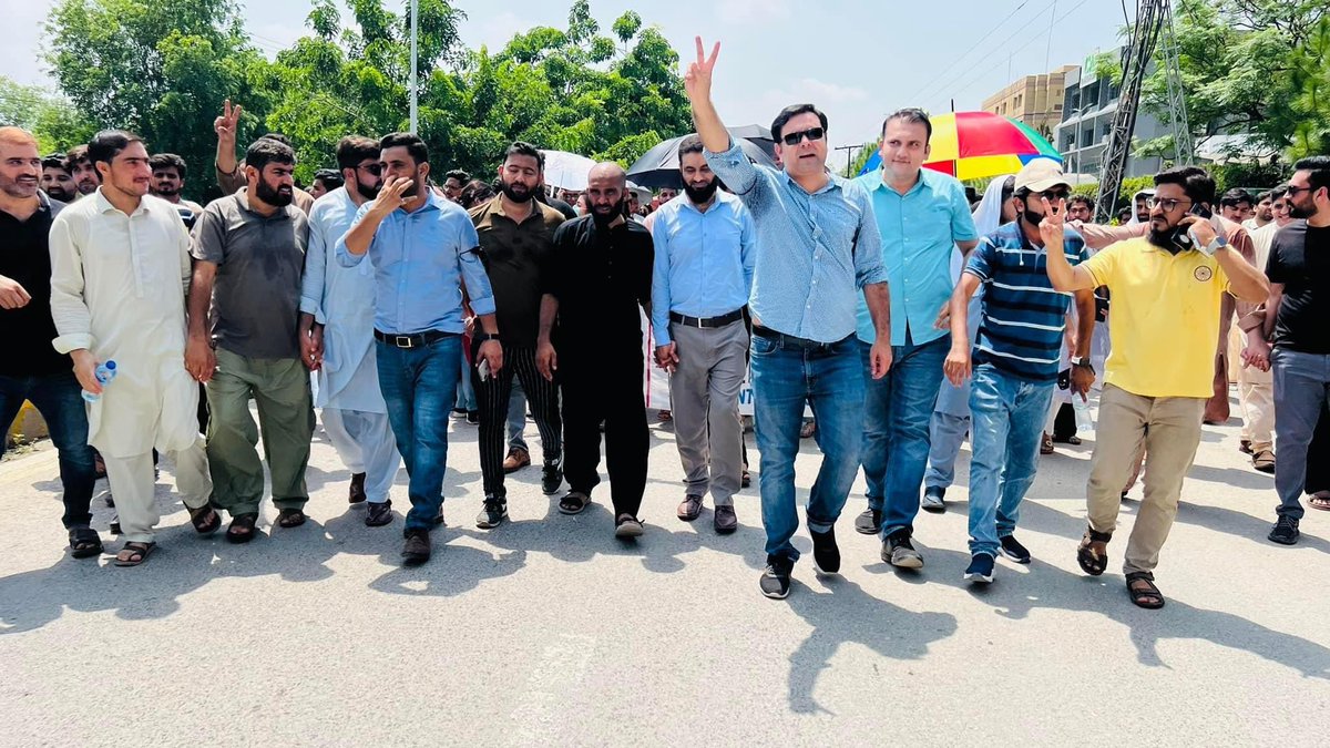 tahirkhan_dr's tweet photo. #FMG_Need_Justics وزیراعظم پاکستان انوار الحق کاکڑ صاحب کے پاس امریکہ میں پڑھنے والے یونیورسٹی سٹوڈنٹس کے ساتھ میٹنگ کیلے ٹائم ہے لیکن فارن سے گریجویشن کر کے اۓ ہوۓ ڈاکٹرز کو انصاف دلانے کیلئے خاموش ہے۔  یہ کھولی ذیادتی ہے۔  ھمیں انصاف دیا جاۓ@anwaar_kakar @pmc_org https://t.co/8obvJWQWu0