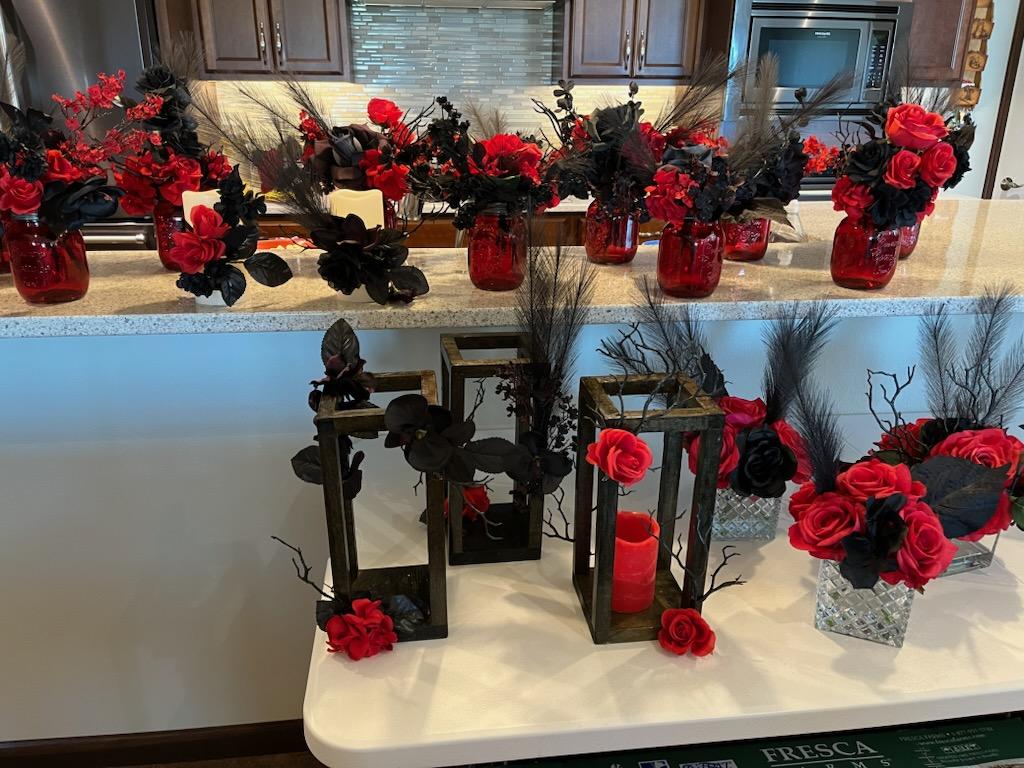 SquidneySass's tweet photo. Made centerpieces until our fingers bled. Hot glue keeps my life  together ❤️ https://t.co/pBi5Tf3gg1