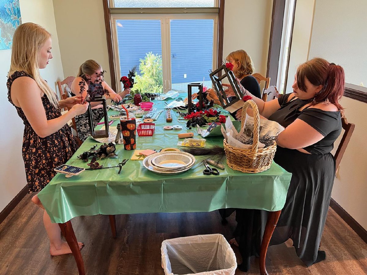 SquidneySass's tweet photo. Made centerpieces until our fingers bled. Hot glue keeps my life  together ❤️ https://t.co/pBi5Tf3gg1