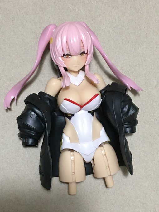 メガミデバイス、皇巫 アマテラス レガリアをミキシング…。
マジ子のでツインテにしてみたけど、なんか普通すぎかなぁ。(左)
キャラクターとしては、右の写真の頭にスラスターつけた方がアンドロイド娘的な感じでキャラ立ちしてる気がするんだよねぇ 