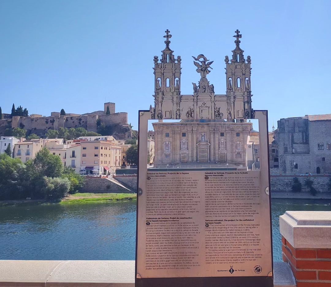 🏰🔔 Descobreix la Catedral de manera única! Des del mirador del passeig de l'Ebre veuràs la seva façana amb els dos campanars que Martí d'Abària va dissenyar al segle XVII. Espectacular, oi? 😍🌆

📷 bit.ly/37Gz6rx
📷 <a href="/castellsemili/">emili castells</a>
#TortosaAunPas #Terresdelebre
