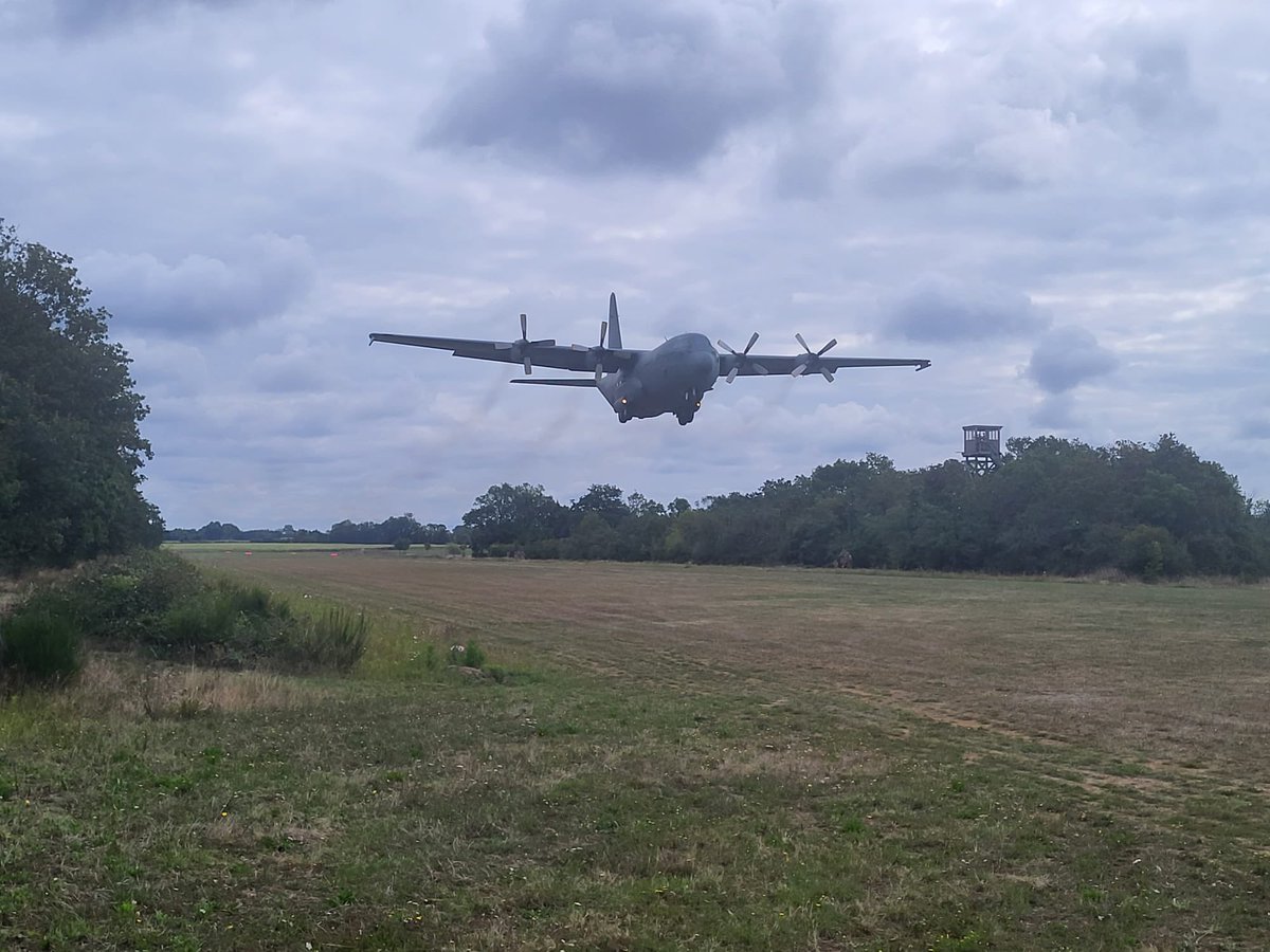 VlbEindhoven's tweet photo. Deze week traint ons 336 SQN en de brandweer gezamenlijk met de Pathfinders en Genie van de LMB in Pierrefitte, Frankrijk. Hier trainen we ons lucht- en landoptreden op oa een onverharde landingsbaan. Ook worden er uit de C-130 Hercules parachute sprongen gemaakt #jointoptreden https://t.co/kjphIxJzRF