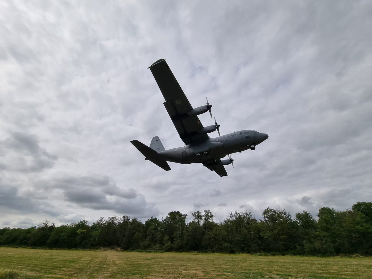 Deze week traint ons 336 SQN en de brandweer gezamenlijk met de Pathfinders en Genie van de LMB in Pierrefitte, Frankrijk. Hier trainen we ons lucht- en landoptreden op oa een onverharde landingsbaan. Ook worden er uit de C-130 Hercules parachute sprongen gemaakt #jointoptreden