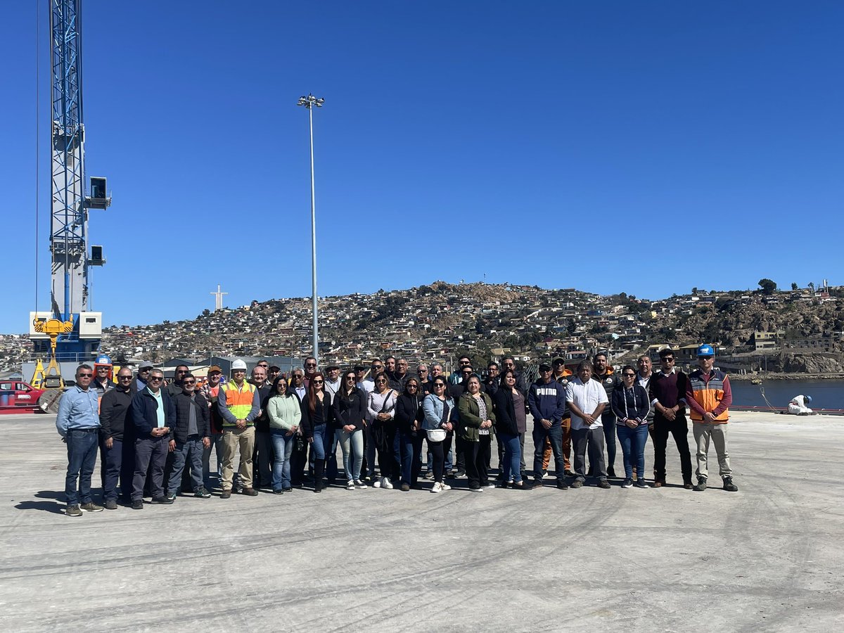 Una comitiva de <a href="/cotraporchi/">Cotraporchi</a> que están asistiendo a un encuentro nacional de dirigentes de la organización, visitaron el nuevo sitio del puerto de #Coquimbo. En la ocasión, el gerente de <a href="/tpccoquimbo/">TerminalPuertoCoqbo</a> , Juan Ignacio Donoso, dio a conocer  los avances e importancia del proyecto. 👏