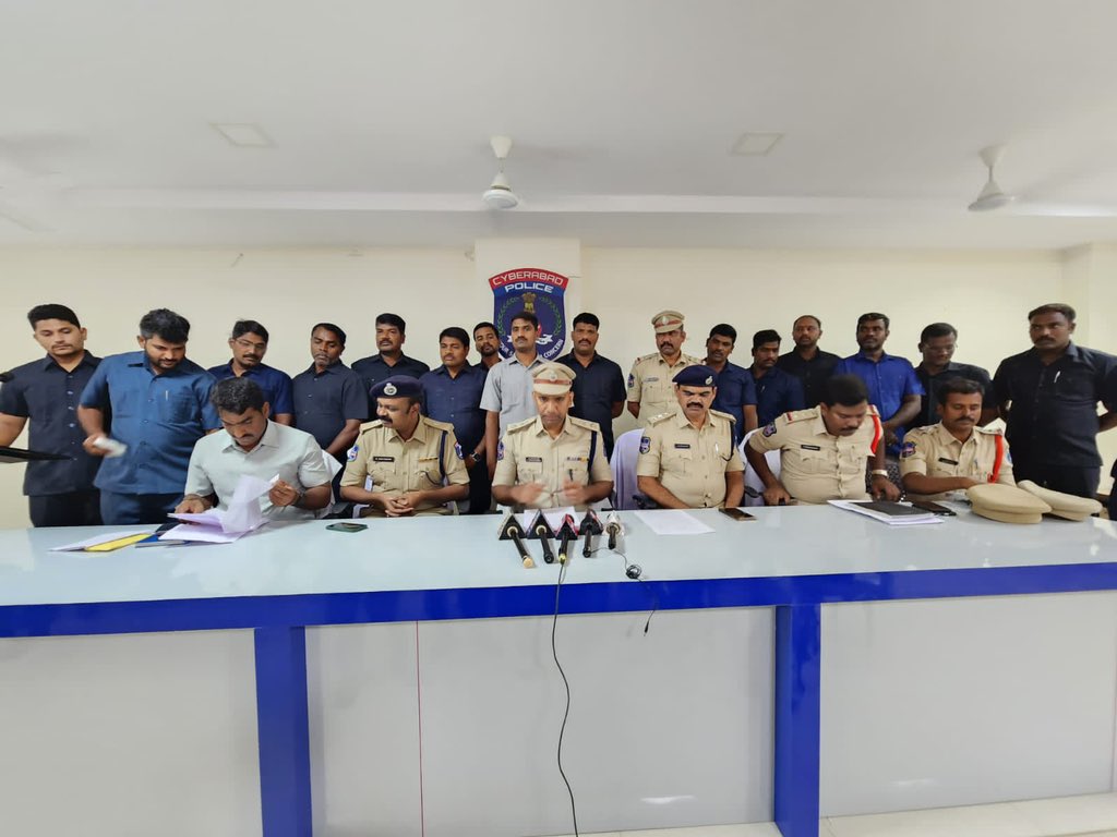 cyberabadpolice's tweet photo. Notorious chain-snatching gang apprehended by SOT, Shamshabad Zone, and Talakondapally PS. 3 main culprits caught with gold, bikes, phones, and car worth Rs. 20,00,000/-.

Public urged for vigilance and report to #CyberabadPolice for your safety. https://t.co/IILr6Rd0Ct