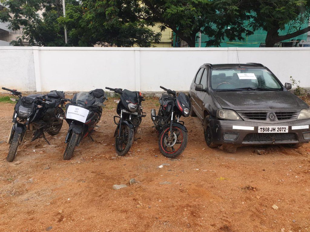 cyberabadpolice's tweet photo. Notorious chain-snatching gang apprehended by SOT, Shamshabad Zone, and Talakondapally PS. 3 main culprits caught with gold, bikes, phones, and car worth Rs. 20,00,000/-.

Public urged for vigilance and report to #CyberabadPolice for your safety. https://t.co/IILr6Rd0Ct