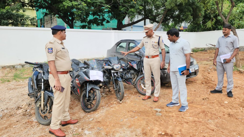 cyberabadpolice's tweet photo. Notorious chain-snatching gang apprehended by SOT, Shamshabad Zone, and Talakondapally PS. 3 main culprits caught with gold, bikes, phones, and car worth Rs. 20,00,000/-.

Public urged for vigilance and report to #CyberabadPolice for your safety. https://t.co/IILr6Rd0Ct