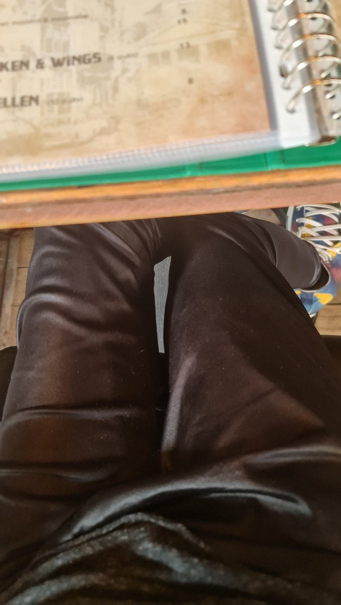 Ook iets waar niet over nagedacht is, ik ben nu in een restaurant waar ik niet onder tafel kan, want de tafelpoot zit in de weg.😬

Nu maar even kijken hoe ik ga eten.🙃

#JeKomtErNietIn