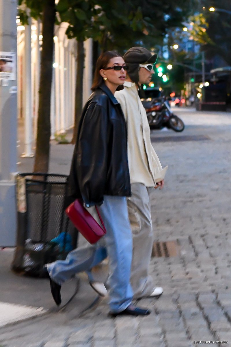 จัสตินกับเฮลี่ย์ระหว่างออกมาทานมื้อค่ำกันในนิวยอร์ก คืนวันที่ 28 สค.นี้ครับ