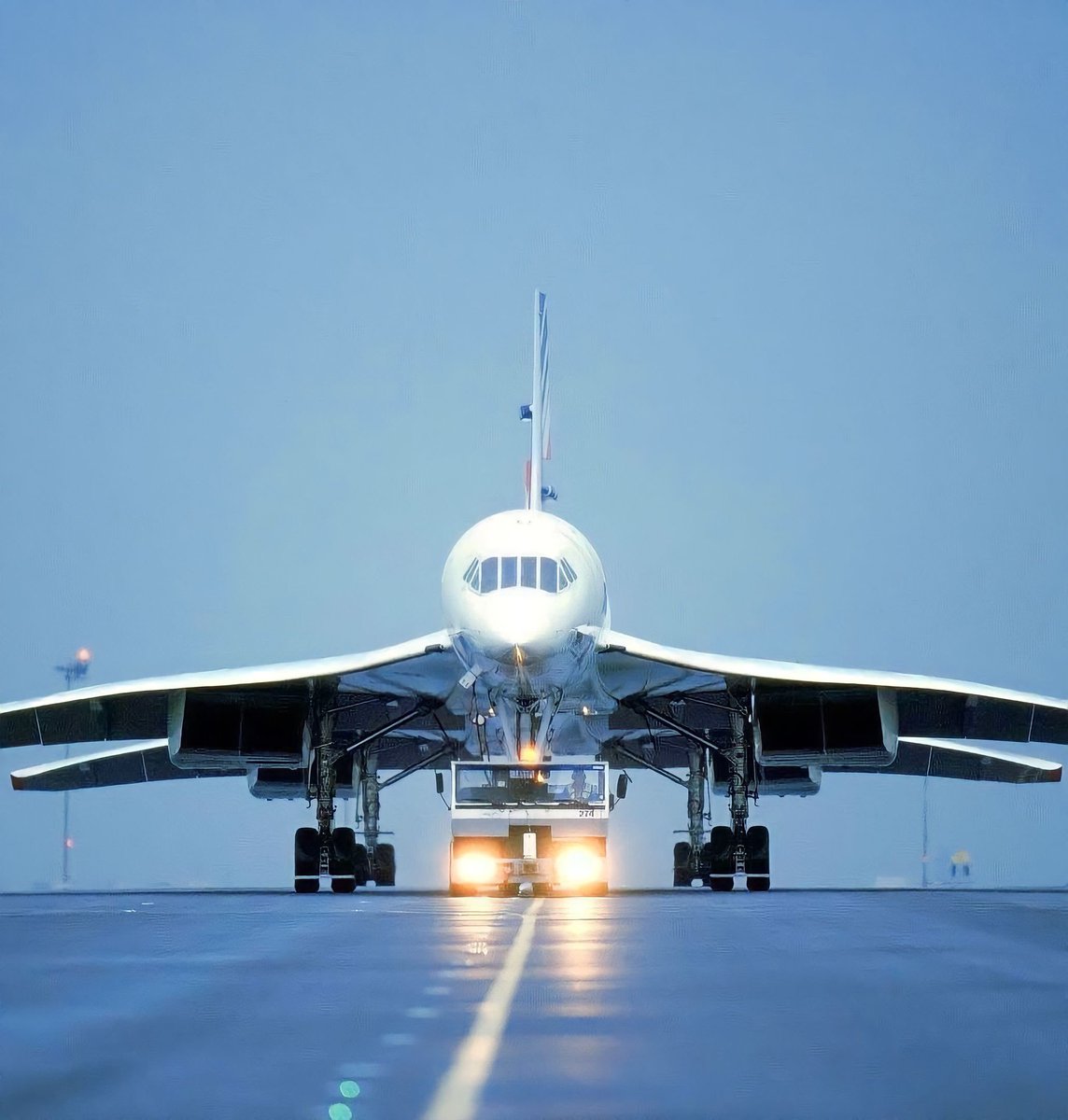 _NovaReach's tweet photo. Concorde é bizarro de tão bonito. E foi projetado na década de 60. https://t.co/gWR87ts8az