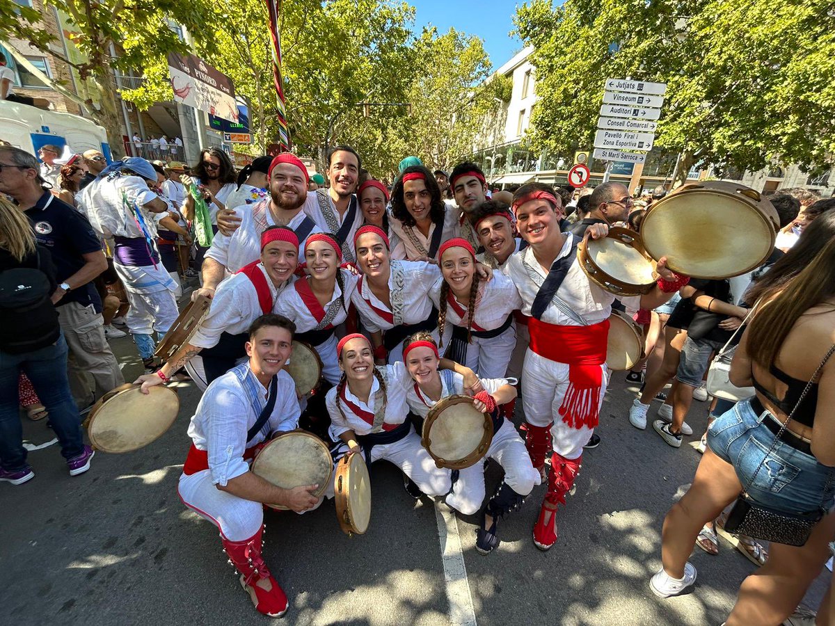 Avui, 29 d’agost, només podem desitjar-vos molt BONA FESTA MAJOR! 

Estarem repicant el pandero ben fort els propers 3 dies! 💙❤️

#fmvila23 #seràmàgica #sompanderos
