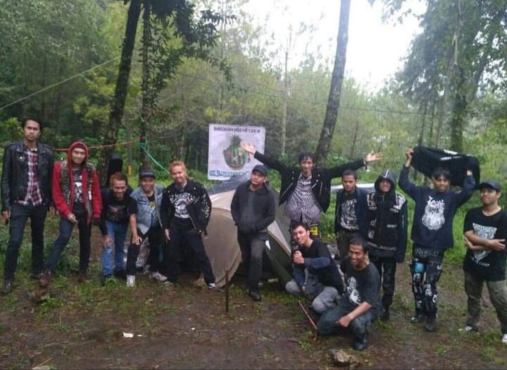 Yaelah kaga usah ngomong kaya gitu kang emang,, emang nya dulur² lu kaga primitif.
Ini salah gigs pas di Ciwidey acara In Punk We Drunk 2017,, dulur² kalian sweaping nih di acara buat cari kita² orang tapi sayang nya bego,, malah salah sweaping lucu kalian memang tuh 😂😂😂