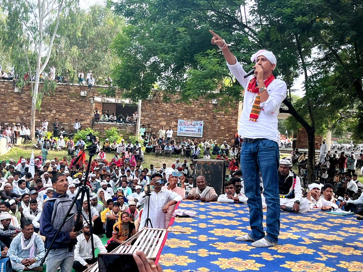 roat_mla's tweet photo. उदयपुर गोगुन्दा में 5 अगस्त को काली नामक आदिवासी महिला द्वारा चप्पल पहन कर प्रतापसिंह राजपूत के सामने से गुजरने पर पीट पीट कर हत्या कर दी गयी थी। इस पीड़ित परिवार को न्याय दिलाने आज राजतिलक गोगुन्दा कार्यक्रम में सम्मिलित हुए।

��ाज्य सरकार पीड़ित परिवार को न्याय नहीं दिलाती है तो बहुत जल्द उदयपुर में बड़ा आन्दोलन होगा ।

@ashokgehlot51 @RajCMO