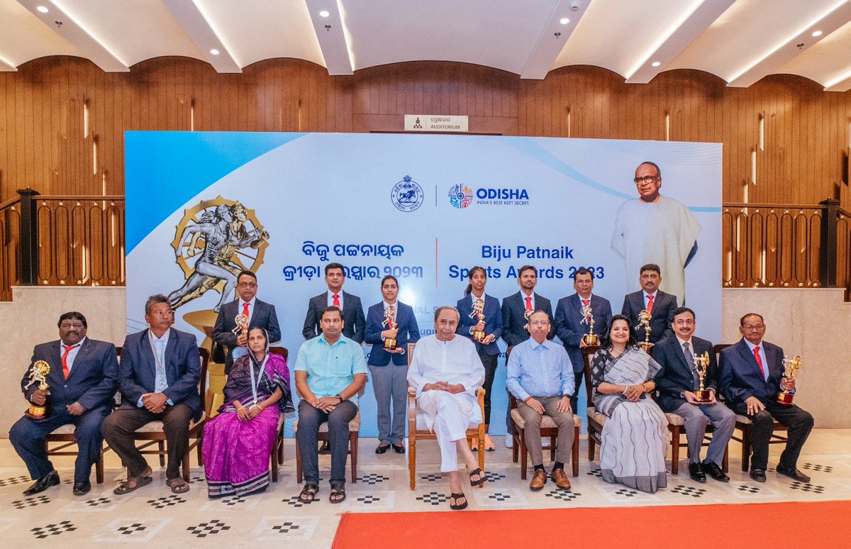odisha_police's tweet photo. 🏅Promoting Sports Excellence!
🥇 On #NationalSportsDay,Hon'ble @CMOdisha awarded prestigious #BijuPatnaikSportsAwards to @DGPOdisha. The highest honor of Government of Odisha in the field of Sports is being conferred for working for the development of Sports &amp; Games in the State https://t.co/glvOhbLDRV