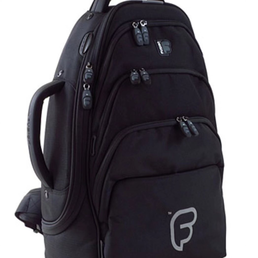 Me han robado el instrumento.  Se trata de un fiscorno plateado marca "Voigt"  y pasó ayer a las 20:45 en un tren de la R4 con dirección St V. De Calders. Agradezco difusión y añado fotos del instrumento y la funda para intentar recuperarlo