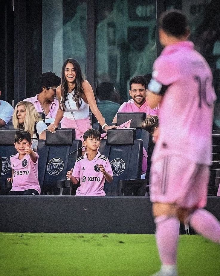 Já fica a dica pro Oruam corrigir a parte dele na música:

Tipo cena de novela, tipo Messi e Antonella 🎶