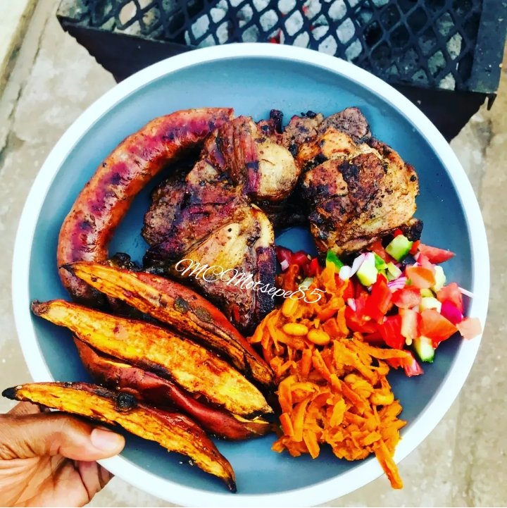 MCMotsepe85's tweet photo. Cravings for meat π so I had to satisfy my cravings on this lovely Chooseday
Braai Meat served with Sweet Potato Wedges, Chakalaka & Salsa πΆ
As we tune into today's episode of
#SkeemSaam
#CLIFFOODART https://t.co/AXmLX0PnpO