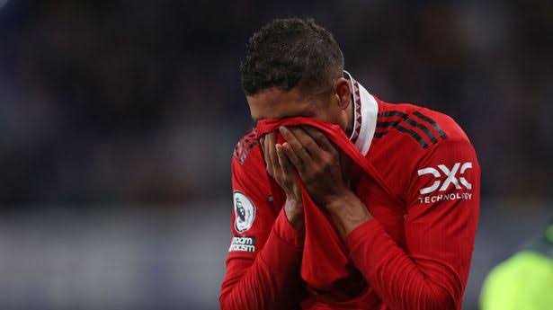 utdfocusid's tweet photo. 🚨BREAKING: Per @SkyKaveh, Raphael Varane kemungkinan akan absen hingga 6 pekan kedepan akibat cedera yang dialaminya saat pertandingan menghadapi Nottingham Forest.

Dengan ini, daftar cedera Man United resmi bertambah:  

🚑 Raphaël Varane
🚑 Luke Shaw
🚑 Mason Mount
🚑 Rasmus Højlund 
🚑 Tyrell Malacia
🚑 Amad Diallo
🚑 Kobbie Mainoo

Badai cedera diawal musim. It’s going to be a very long season for us 😰😭

#utdfocusid