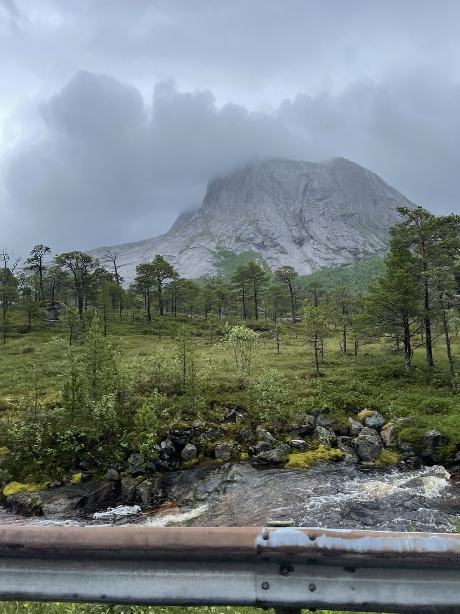 amiloqueen's tweet photo. Norway is so beautiful. I took these pics on a roadtrip to the northern parts of my country #Norway Trolsk vibe https://t.co/9DniUTwJ7M