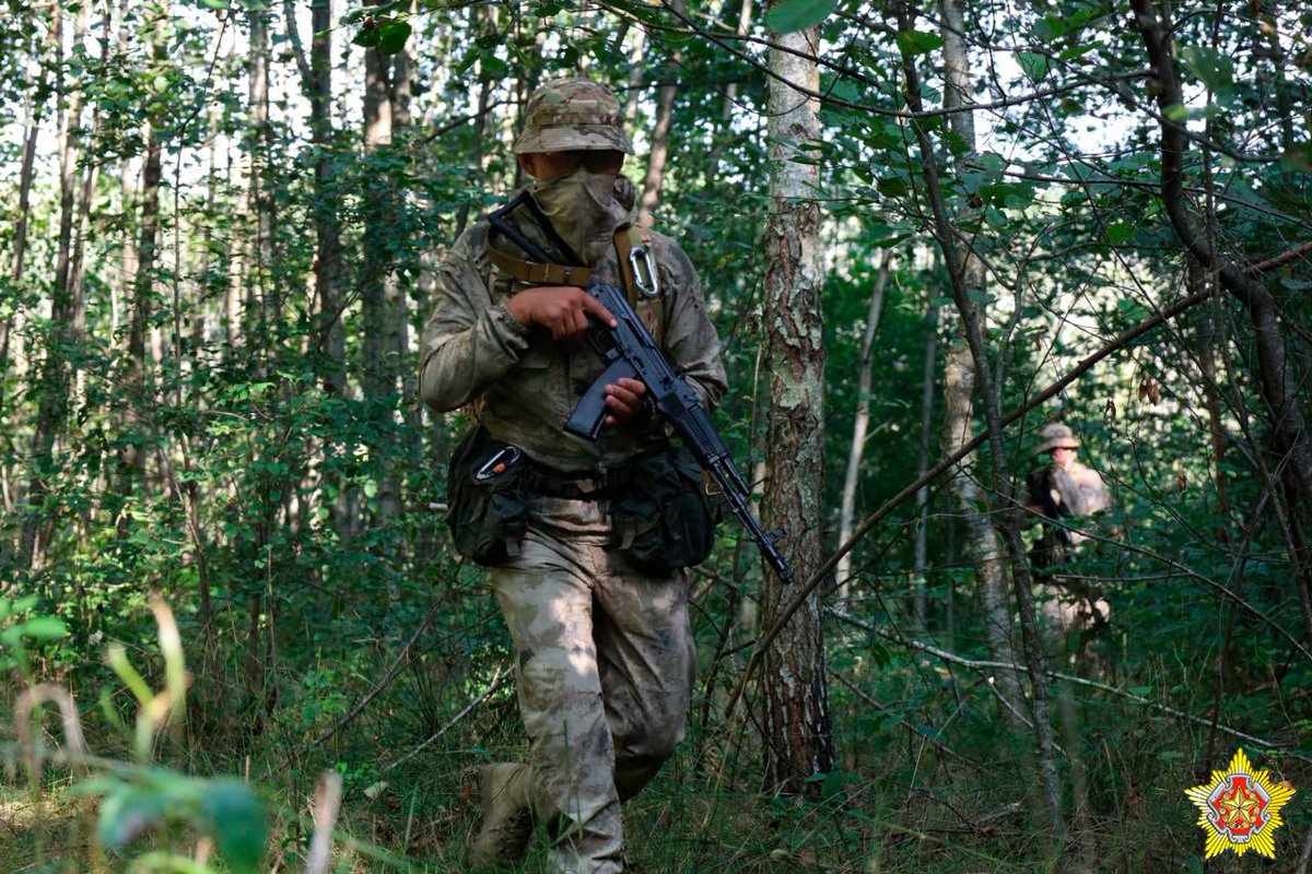 TheGreyPatriot_'s tweet photo. 🇧🇾🇷🇺🇹🇯 Recon troops as part of today's drills of CSTO recon teams during ongoing CSTO drills "Combat-Brotherhood 2023".
#Russia #Belarus #Belarusian #Today #ODKB #CSTO #Recon #Military #AK #SVD #CombatBrotherhood2023 https://t.co/uvKqkIKigR