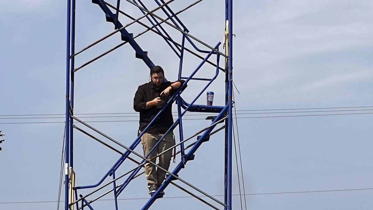 LogsdonMs's tweet image. Check out Mr. Drews directing a warm up and explaining the what and why of today’s class, from great heights, to his students today in 3B @gkschools @gkhscogs424 #gkcogs