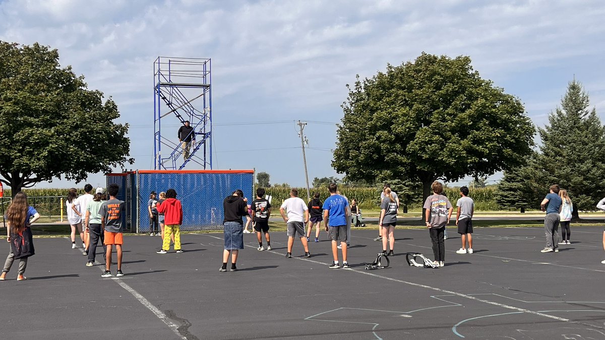 LogsdonMs's tweet image. Check out Mr. Drews directing a warm up and explaining the what and why of today’s class, from great heights, to his students today in 3B @gkschools @gkhscogs424 #gkcogs