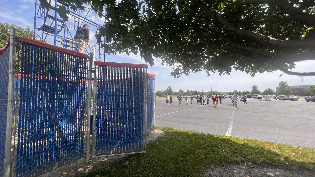 LogsdonMs's tweet image. Check out Mr. Drews directing a warm up and explaining the what and why of today’s class, from great heights, to his students today in 3B @gkschools @gkhscogs424 #gkcogs