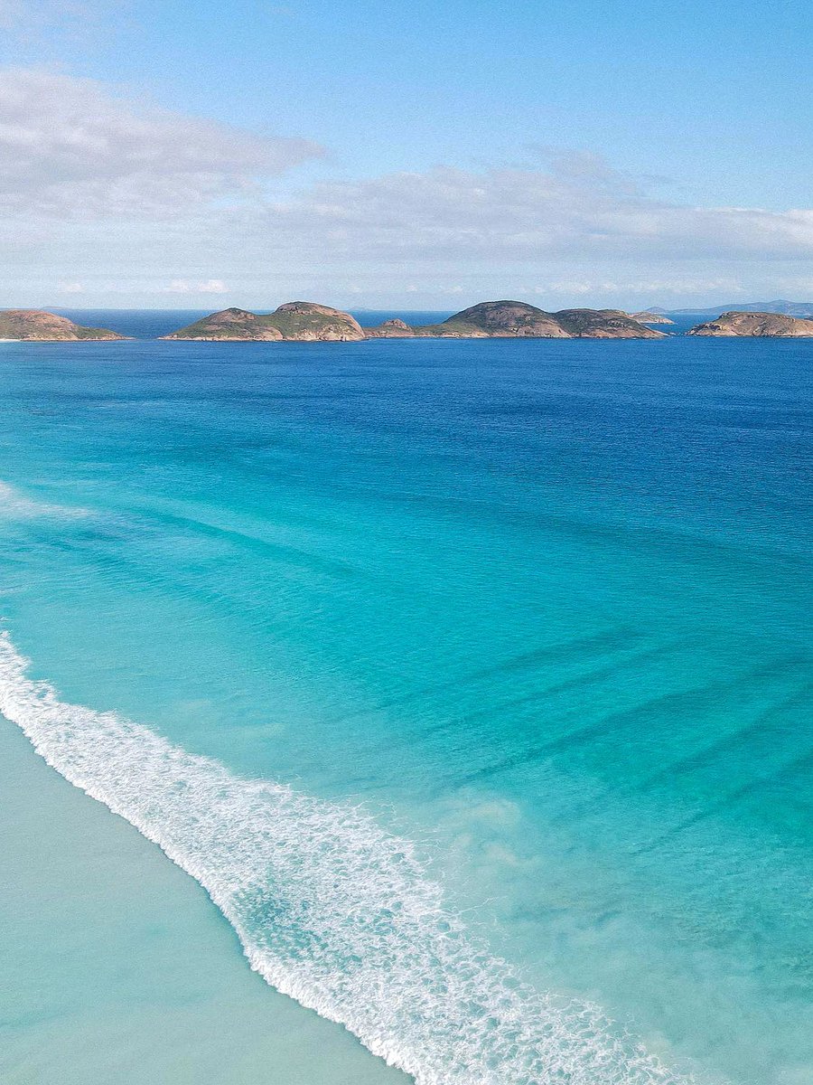 AnnaWojj's tweet photo. The world's No.1 best beach 🏖️LuckyBay! and incredible turquoise waters 🌊. Recognised as "Australia's white sandy beach", LuckyBay is located in the southern port city of Esperance in Western Australia, in Cape Le Grand National Park.
#travelling #surfing https://t.co/5BgePI4Xmd