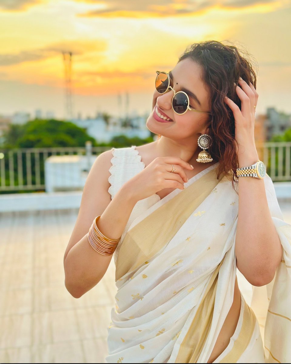 BSRBabu23's tweet photo. ☞ Kee®THy Su®esH ☜
@KeerthyOfficial #KeerthySuresh
Catching the golden hour on Thiruvonam! 🌼✨
എല്ലാവർക്കും ഹൃദയം നിറഞ്ഞ ഓണാശംസകൾ
@Jami_PreethJaan 
My Dear Friend's Plz Follow me #my_Account https://t.co/rJkz7u8OQh
