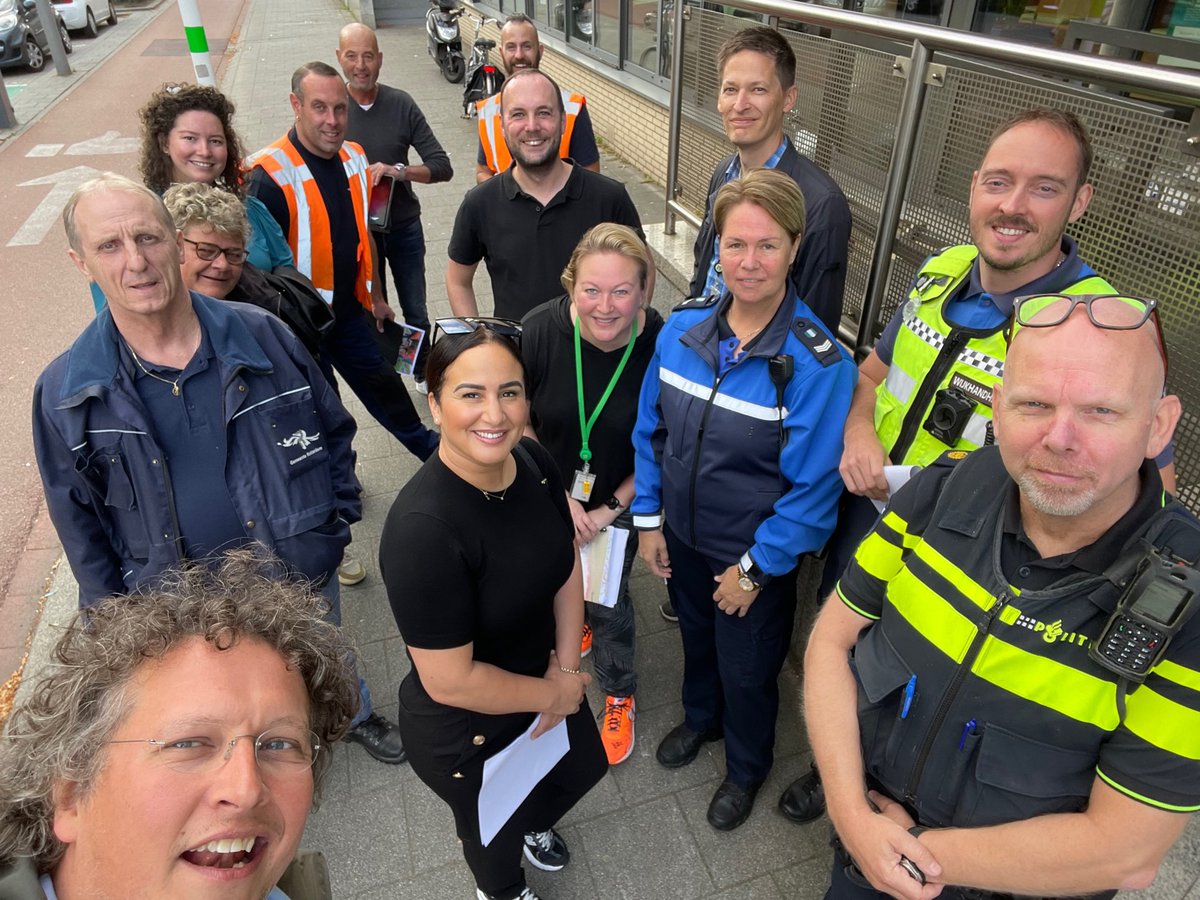 Wijkschouw in #Overschie met de wijkraad, wijkagent, netwerker, directie Veilig en meerdere collega’s van <a href="/Stadsbeheer010/">Stadsbeheer010</a>. Voorbereiding op actieweek van 5 t/m 9 september, zie Rotterdam.NL/Overschie voor meer info en het weekprogramma. Komt u ook bij ons langs?