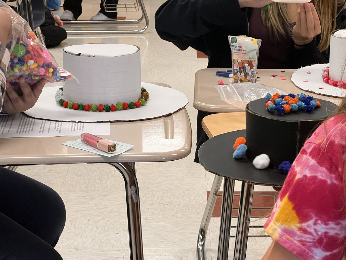 LogsdonMs's tweet image. Ms. Walter’s Latin American Heritage class has been hard at work for the past couple of days working on their Gaucho hats as part of their Argentinean unit of study #gkcogs @gkschools @gkhscogs424