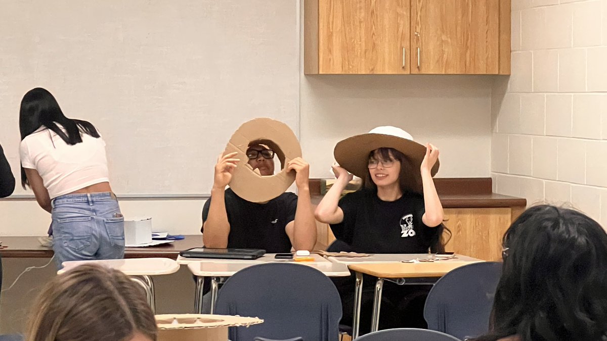 LogsdonMs's tweet image. Ms. Walter’s Latin American Heritage class has been hard at work for the past couple of days working on their Gaucho hats as part of their Argentinean unit of study #gkcogs @gkschools @gkhscogs424