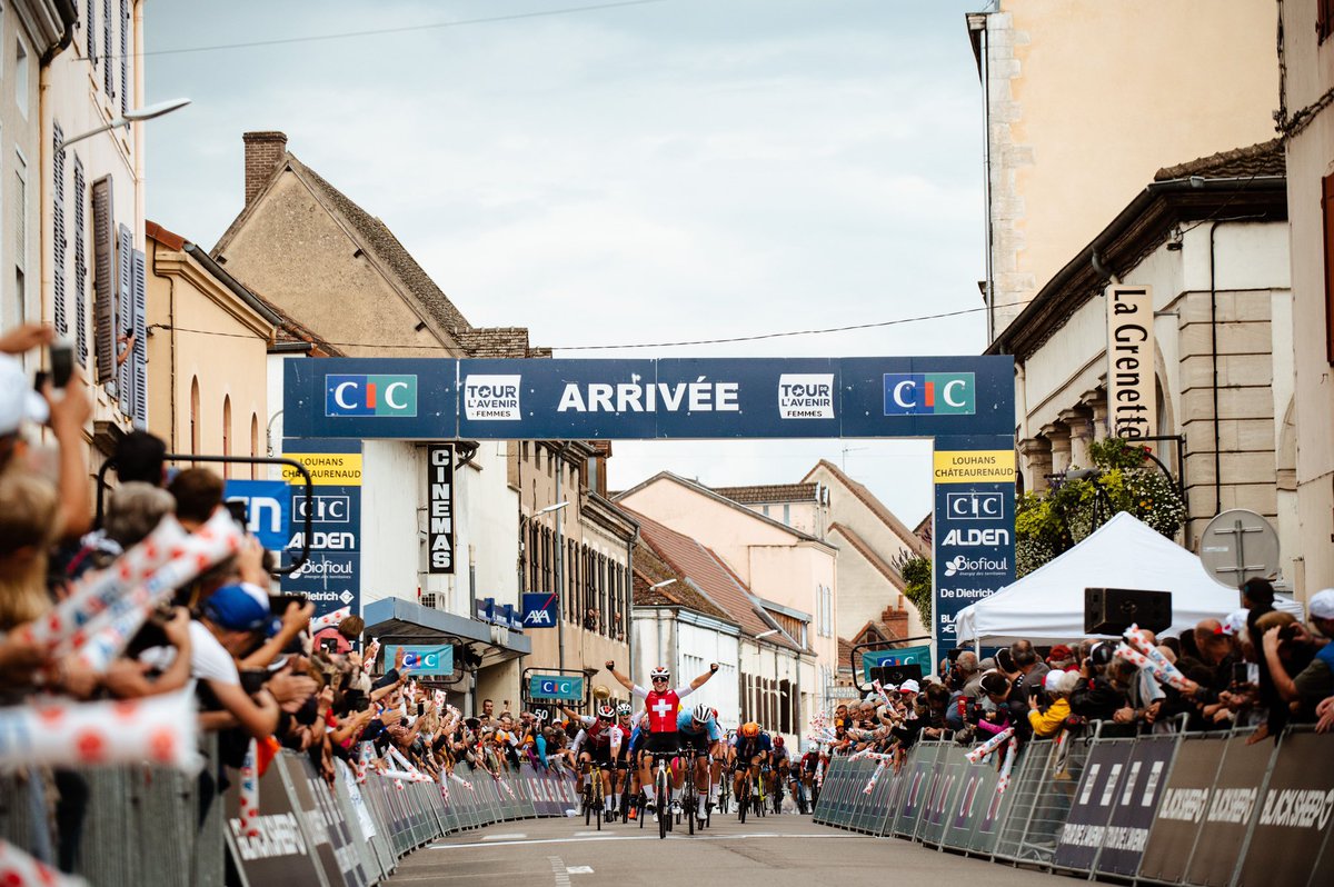 swisscycling's tweet photo. Linda Zanetti wins the 2nd stage of the @TDAVFemmes 🏆💥

Wow – congrats TEAM 🙌🏻🇨🇭

📷 Anouk Flesch / Tour de l‘Avenir

#swisscyclingfamily #TourdelAvenir #TDAV https://t.co/1YlhRHl8by