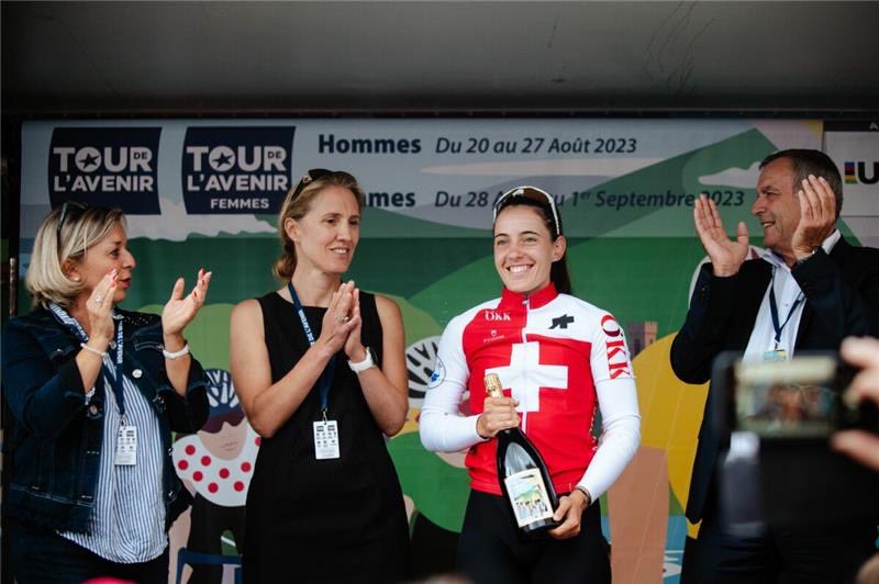 swisscycling's tweet photo. Linda Zanetti wins the 2nd stage of the @TDAVFemmes 🏆💥

Wow – congrats TEAM 🙌🏻🇨🇭

📷 Anouk Flesch / Tour de l‘Avenir

#swisscyclingfamily #TourdelAvenir #TDAV https://t.co/1YlhRHl8by