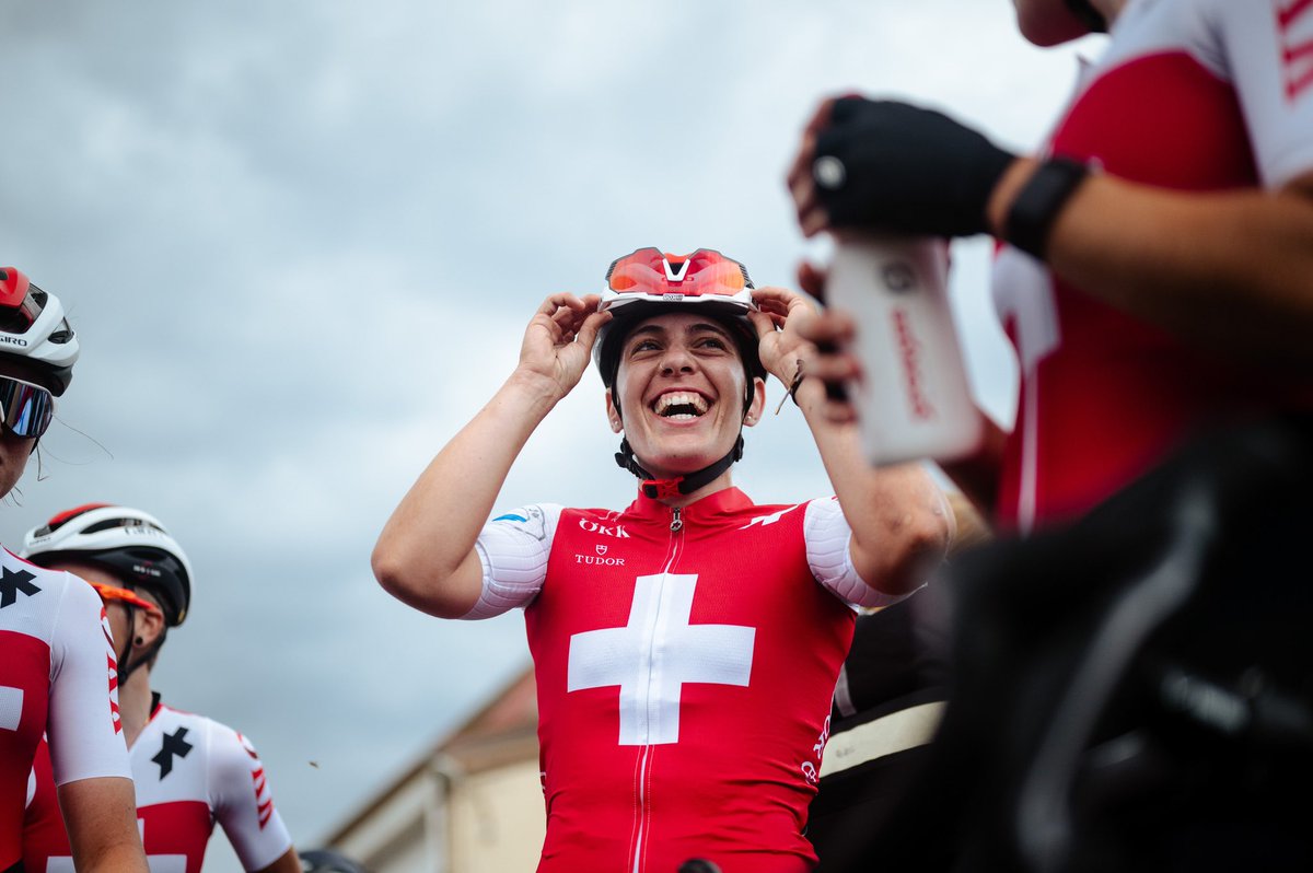 swisscycling's tweet photo. Linda Zanetti wins the 2nd stage of the @TDAVFemmes 🏆💥

Wow – congrats TEAM 🙌🏻🇨🇭

📷 Anouk Flesch / Tour de l‘Avenir

#swisscyclingfamily #TourdelAvenir #TDAV https://t.co/1YlhRHl8by