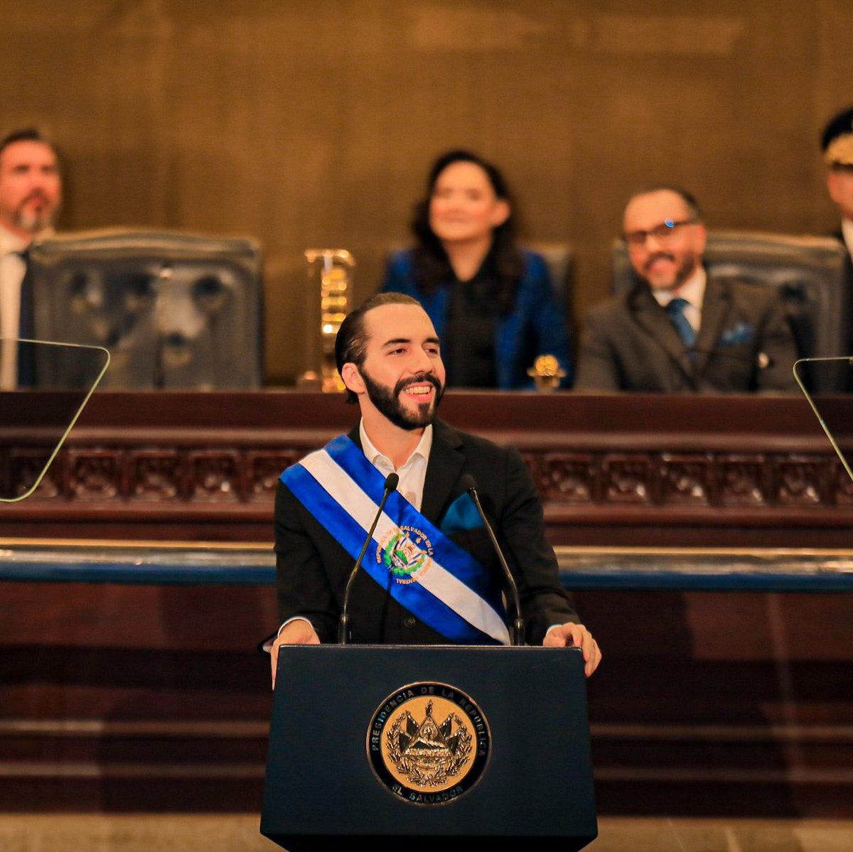 EmmaRincon's tweet photo. 🚨 | Google acaba de anunciar que establecerá oficinas en El Salvador, luego de llegar a un acuerdo con el gobierno de @nayibbukele para convertirse en el hub tecnológico más importante de América Latina.

Bukele viajó hace un par de días a California y hoy se acaba de hacer público el anuncio.

Esto dice el comunicado de Google: 

Google Cloud y el gobierno de El Salvador anunciaron hoy un acuerdo multianual para apoyar al país en su camino para convertirse en un centro tecnológico en América Central. Con base en condiciones mutuamente acordadas, Google Cloud planea establecer una entidad legal y una oficina de Google Cloud en la República de El Salvador, iniciar una instancia de Google Distributed Cloud (GDC) para el país, lo que acercará la infraestructura a donde se generan los datos de El Salvador, y establecer un Centro de Excelencia de Nube para ofrecer orientación técnica a empresas y organizaciones sobre cómo lograr los mayores beneficios de la tecnología y las innovaciones de la nube.

A lo largo de esta alianza estratégica de 7 años, pendiente de aprobación legislativa, Google Cloud y el gobierno de El Salvador trabajarán juntos para poner las tecnologías de nube en el centro del esfuerzo de modernización del país en tres áreas distintas:

Gobierno digital: Google Cloud será el socio estratégico de innovación de El Salvador, ayudando a digitalizar de forma segura los procesos y proyectos gubernamentales, incluyendo la facturación electrónica, permisos y otras iniciativas. El Salvador utilizará Google Distributed Cloud (GDC) como base para esta transformación. GDC es una cartera de soluciones de hardware y software que extienden la infraestructura y los servicios de Google Cloud a cualquier lugar -al propio centro de datos del cliente o localmente en el borde- cumpliendo con los requisitos normativos y de conectividad de El Salvador, al tiempo que permite al gobierno aprovechar al máximo todas las ventajas de los servicios en la nube. La entrega de GDC de Google Cloud en El Salvador lo convierte en el primer gobierno latinoamericano en beneficiarse de esta potente tecnología de nube.
Sanidad: Para apoyar los esfuerzos del país para ofrecer atención médica de clase mundial a los residentes, El Salvador ha optado por incorporar las tecnologías de IA de Google Cloud para ayudar a los médicos con acceso a información en tiempo real para mejorar la experiencia y la salud de las personas - incluyendo comunidades enteras - en todo el país.

Educación: Un compromiso para implementar una Plataforma de Datos Educativos unificada, proporcionando a los administradores, educadores, padres y liderazgo de la educación pública las capacidades para recibir información oportuna, eficiente y consistente. Este anuncio avanza los esfuerzos de modernización del país que comenzaron en 2021, cuando el Ministerio de Educación de El Salvador y el Departamento de Innovación del país adoptaron Google Workspace como su principal plataforma de colaboración para 83 agencias gubernamentales y más de 1,5 millones de estudiantes y profesores. Como resultado, Google for Education es ahora la principal plataforma de aprendizaje para todo el sistema educativo nacional.