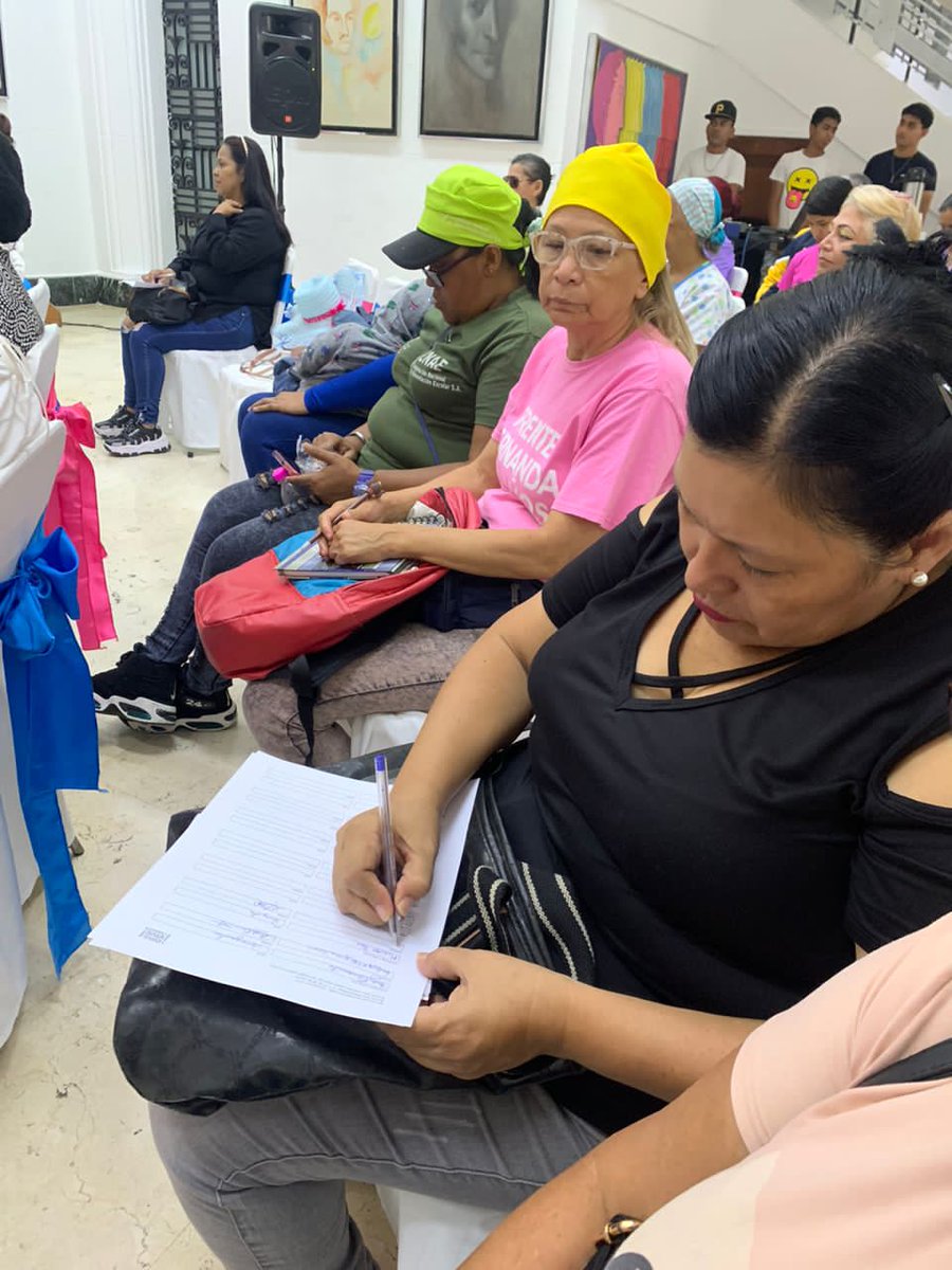 FidelidadACuba's tweet photo. #PuebloRompeCensura Para conmemorar los 63 años de la @FMC_Cuba proyectamos el documental "Cubanas: #MujeresEnRevolución" aprovechando la oportunidad para la recolección de firmas para solicitar a @POTUS excluir a Cuba de la espuria lista de países patrocinadores del terrorismo https://t.co/tHp63Ff68k