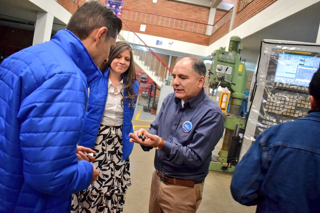 SamirBedoya's tweet photo. Con @LEIDYDIANASOLER, candidata a la JAL #85 de #PuenteAranda, visitamos a Fabritornillos. 

Conversamos con los empleados y escuchamos las preocupaciones de los empresarios. 

Acordamos establecer una mesa de diálogo para abordar: Obras inconclusas y reglamentación del POT. https://t.co/f9gW1bg8rs